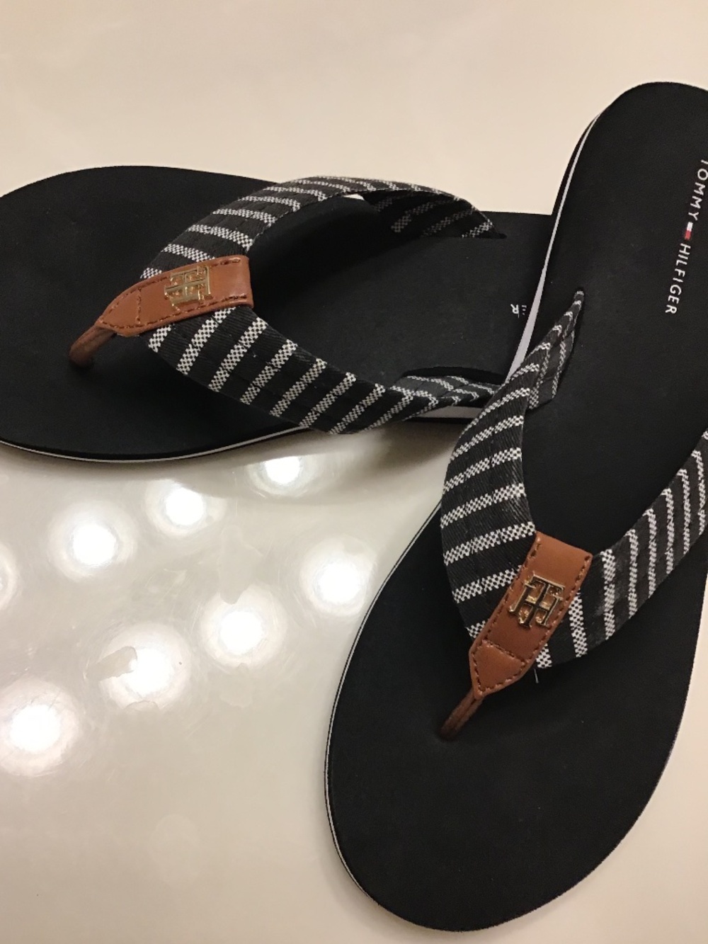 TOMMY HILFIGER BLACK/WHITE STRIPED THONG SANDALS WOMENS - Picture 6 of 9